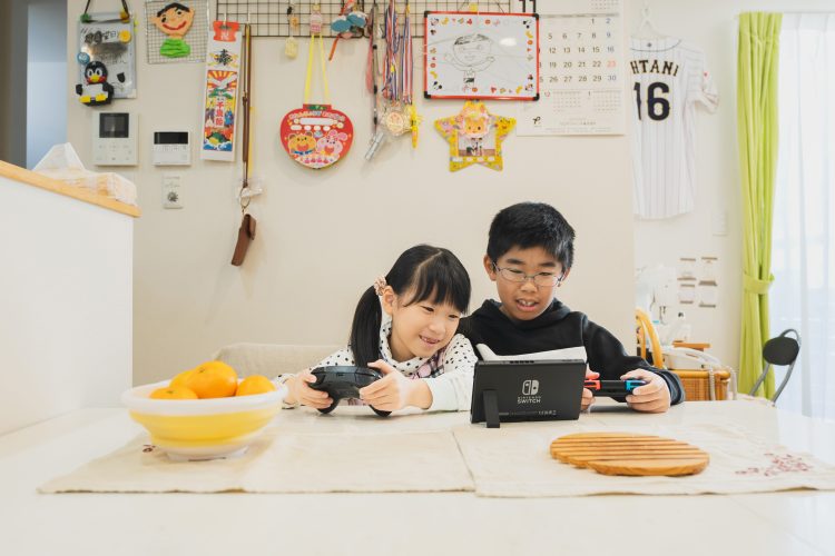 兄弟二人が一緒にゲームをしている様子