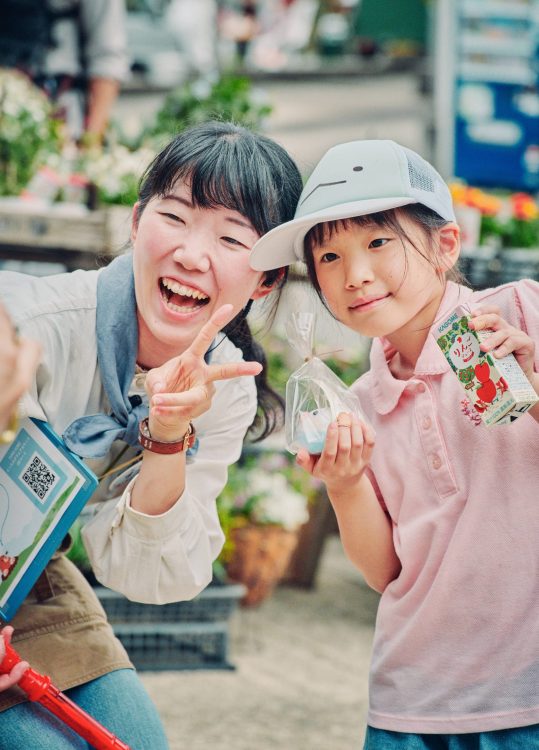 女性と女の子が写真を撮っている様子