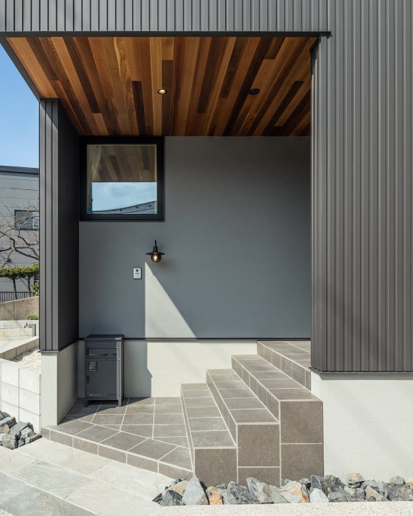 軒天を使用した玄関