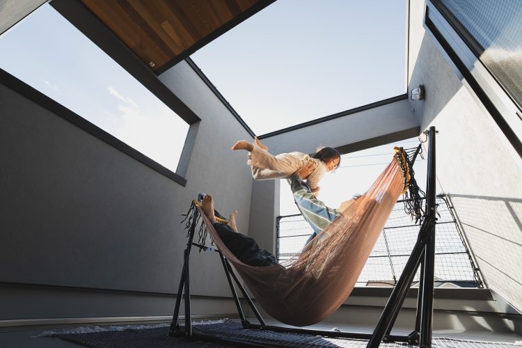 バルコニーで遊ぶ親子