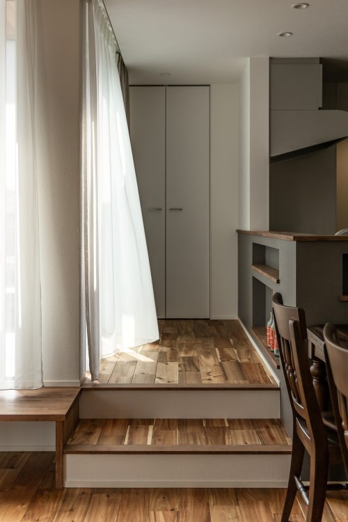 底上げされたバルコニーに通ずるスペース