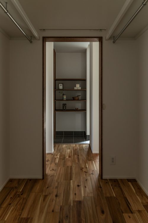 シューズクロークと直線状にあるファミリークローゼット