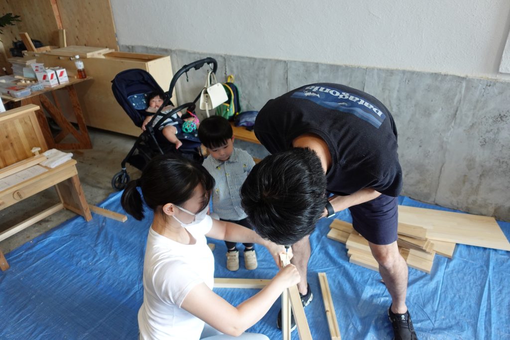 DIYしているパパママを見守るお子様