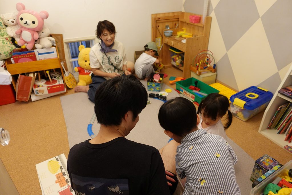 キッズルームで遊ぶ子たち
