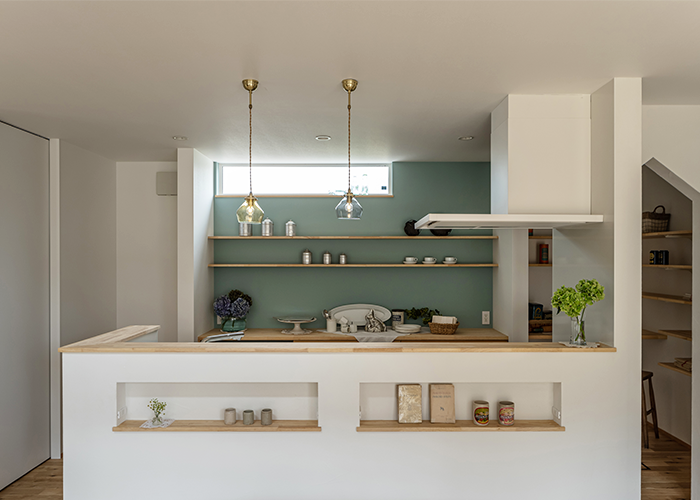 ミントグリーンの壁のキッチン