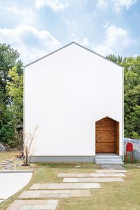 絵本に出てくるような、かわいい三角屋根のお家